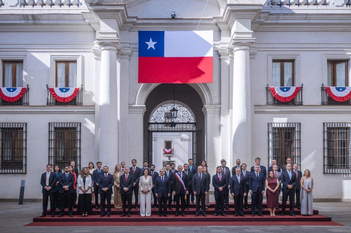 Subsecretario de Desarrollo Regional y Administrativo, Sebastián Figueroa Melo, junto al Presidente de la República y los subsecretarios de Estado durante la fotografía oficial realizada en el Palacio de La Moneda.