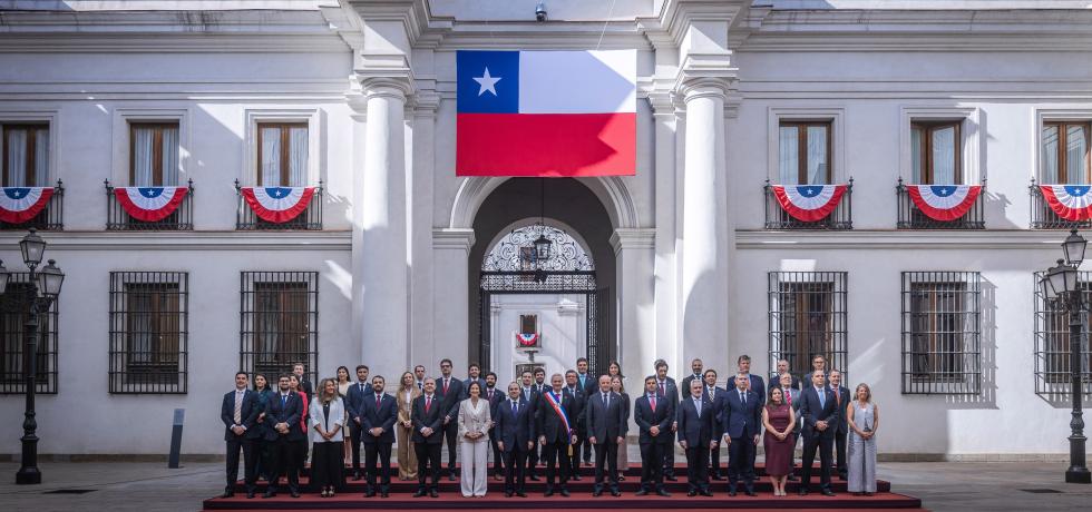 Subsecretario de Desarrollo Regional y Administrativo, Sebastián Figueroa Melo, junto al Presidente de la República y los subsecretarios de Estado durante la fotografía oficial realizada en el Palacio de La Moneda.