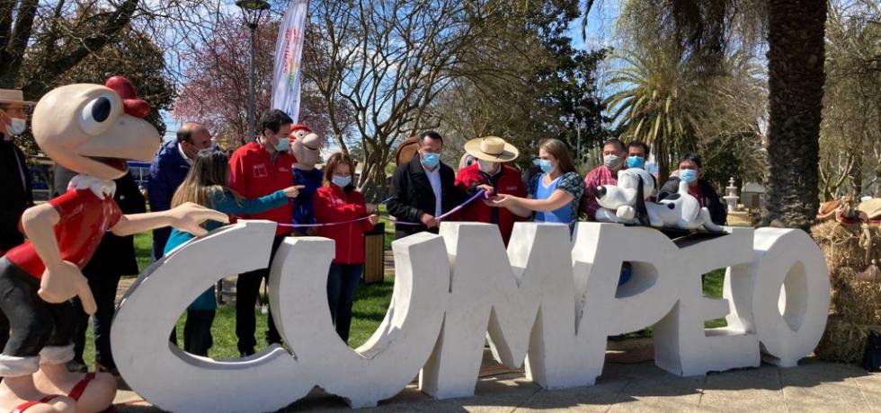 Inauguran letras turísticas de remozada plaza de Cumpeo Inauguran letras turísticas de remozada plaza de Cumpeo